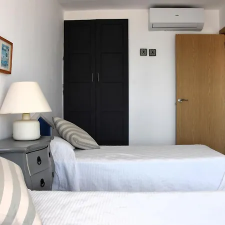 Beachfront Sleeps 6 * Торредембарра