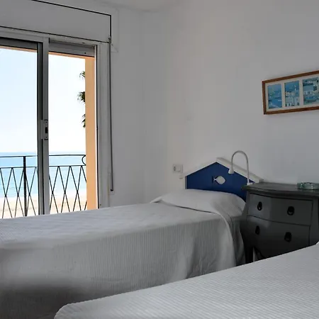 Апартаменты Beachfront Sleeps 6 *