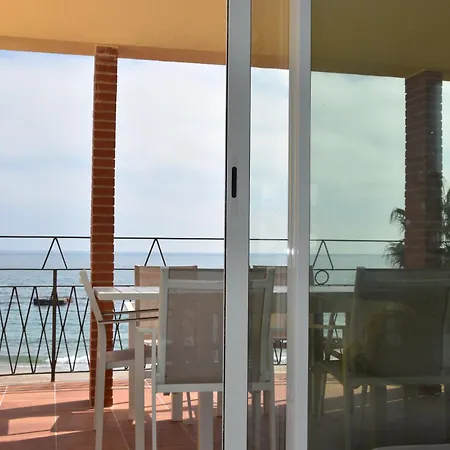 Апартаменты Beachfront Sleeps 6 *