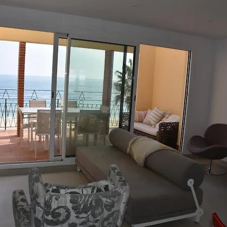 Beachfront Sleeps 6 *