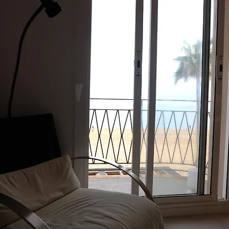 Beachfront Sleeps 5 *