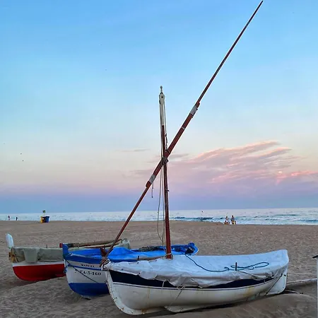 Beachfront Sleeps 5 Torredembarra
