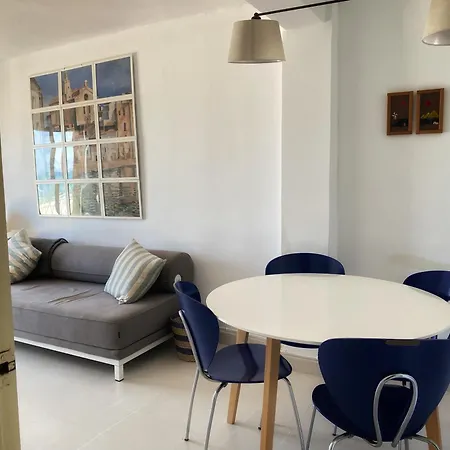 Beachfront Sleeps 5 *