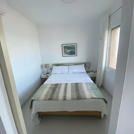Beachfront Sleeps 5 * Torredembarra